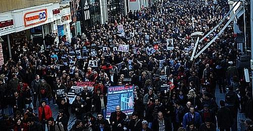 Thousands of People Demonstrate for "Freedom for Journalists"