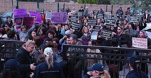 Kadınlar "Tecavüz Sanıkları Tutuklansın" Talebiyle Bir Arada