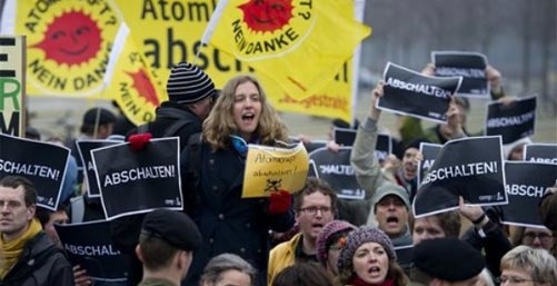Halk Almanya Hükümetine Nükleer Santral Kapattırıyor