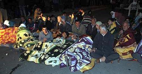 Diyarbakır'da "İtaatsizler" Gece Dinlemedi! Sokakta Uyudu