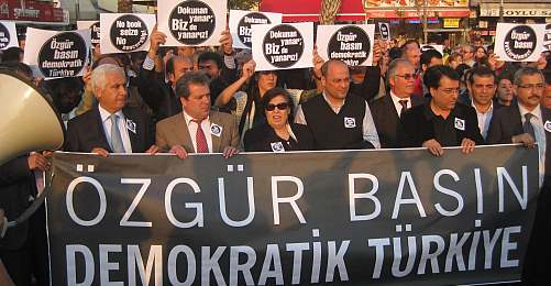 Antalya'dan Ahmet Şık'ın Tutuklanmasına Tepki
