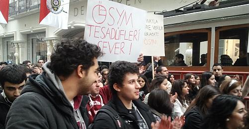 Liseliler "Şifreli YGS"yi Protesto İçin Taksim'de