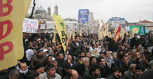 "Veto" Taksim'de Protesto Edildi; Cadde Trafiğe Kapandı 