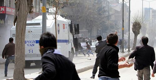 Polisten "Veto Protestocuları"na  Ateş ve Gaz
