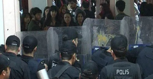 Burhan Kuzu'ya Protesto, Polise Yumurta