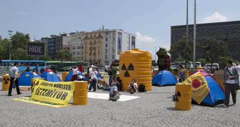 Taksim'de Nükleere Karşı Greenpeace Kampı