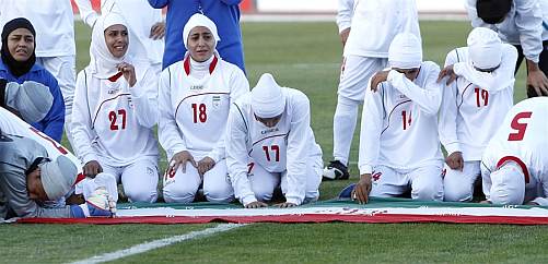 İran Kadın Futbol Takımına Başörtüsü Engeli