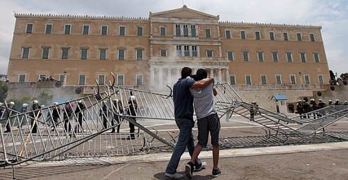 Yunanistan Eylemlere Rağmen "Kemer Sıkacak"