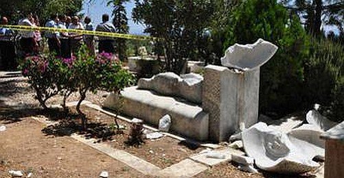 Can Yücel'in Mezarı Parçalandı 