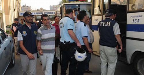 İzmir'de 30 Kişi Tutuklandı