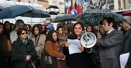 Aydınlar Adliye'de KCK Tutuklamalarını Protesto Etti 