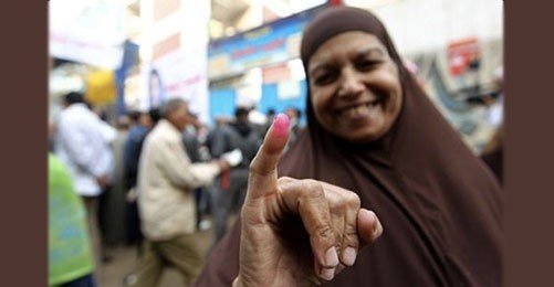 Mısırlı Kadın Oy Kuyruğunda