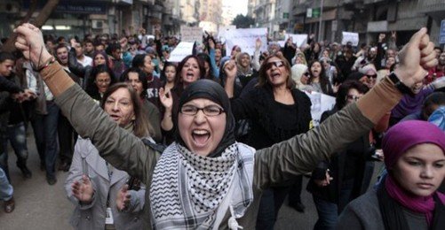 Mısırlı Kadınlar Askeri Konseyi Protesto Etti