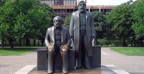 Marx Heykeli Sosyalist Mezarlığına Sürülecek