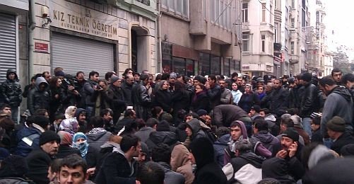 Taksim'de Gözaltı ve Oturma Eylemi