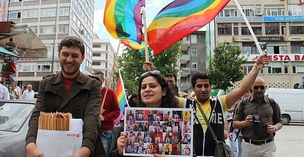 LGBT Hakları İçin 45 Bin İmza Postaya Verildi
