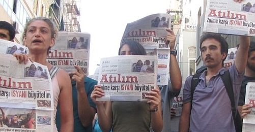 Journalists Protest Police Raid into Their Offices 