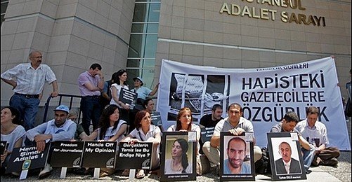 "Zindanlar Boşalsın, Gazetecilere Özgürlük"
