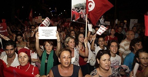 Tunuslu Kadınlar "Erkeğe Tabi" Olmamak İçin Sokaklarda