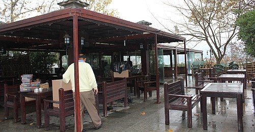 Gezi Parkı'ndaki Çay Bahçesi Boşaltılıyor