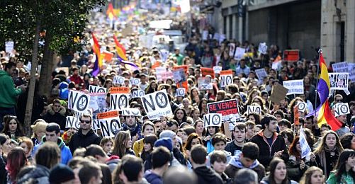 İspanya'da Öğrenciler Bütçe Kesintisine Karşı Sokakta