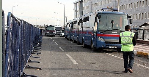 Diyarbakır'da 10 Tahliye