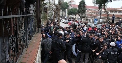 Police Escorts Kurdish Politicians Out From Mobs 