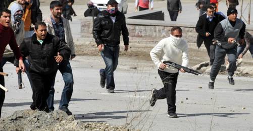 Dikmen Vadisi'nde Silahla Mahalle Baskını Var, Polis Yok