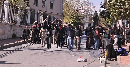 İstanbul Üniversitesi'nde Soda Şişeli Saldırı