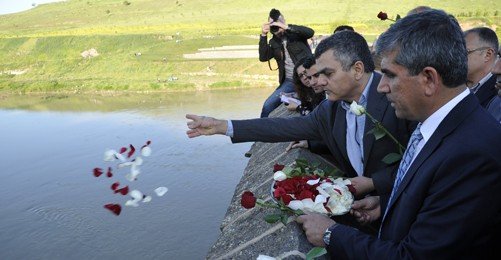 Diyarbakır Ermenileri Dicle Nehri'nde Çiçeklerle Anıldı