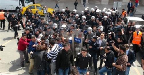 Istanbul Courthouse Protest Ban Begins With Water Cannons