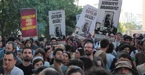 Yüzlerce İstanbullu Gezi Parkı'nda Nöbette