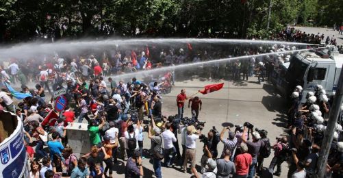 Ankara'daki Direnişe Polis Saldırısı, ODTÜ'lüler Trafiği Kapadı