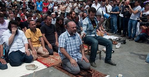 Çapulcu Cemaat Cuma’yı Gezi’de Kıldı 