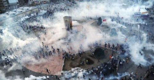 Polis Taksim'e Saldırdı