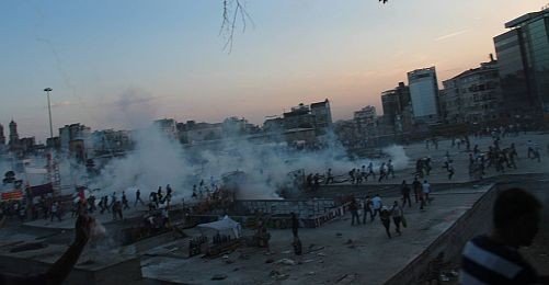 HRW: Barışçıl Göstericiye Biber Gazı Sıkmak Krizi Sonlandırmayacak