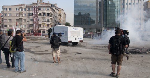Polis El-Cezire Kameramanlarını Dövdü 