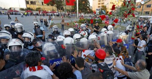 Taksim'de Karanfilli Buluşmaya Polis Saldırısı