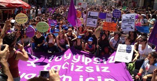 Direnişteki Kadınlar Polis Tacizine Karşı Sokağa Çıkıyor