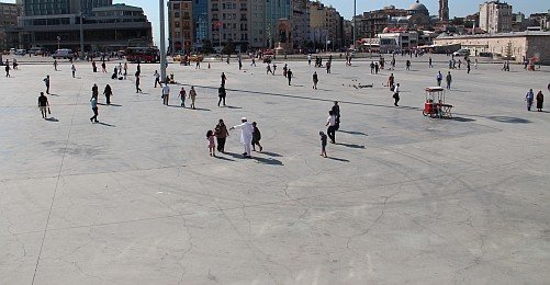 "Taksim'in Ortasında Tanımsız Bir Beton Kütlesi"