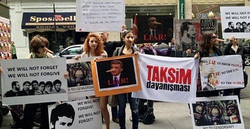 Cumhurbaşkanı Gül'e Pinokyolu Protesto 