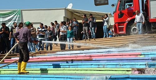 Mersin Üniversitesi’nde Boyalı Merdivene Suyla Müdahale