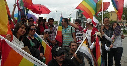 LGBT Göçmenlerle Sınırlara Kırmızı Kart