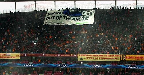 Galatasaray Maçında 200 Metrelik Greenpeace Pankartı