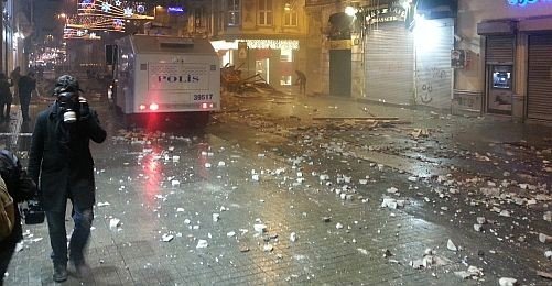 Taksim'de Yolsuzluğa Karşı Yürüyenlere Gaz, Plastik Mermi, Su