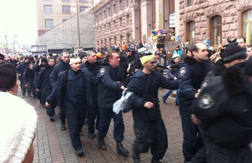 Kiev'de Göstericiler Polisi Rehin Aldı