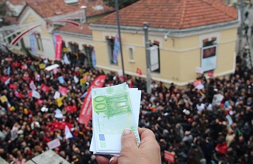 CHP Throws Fake Euro Banknotes in Demonstration