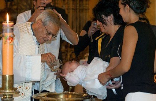 Devlet Başkanı Lezbiyen Çiftin Bebeğine Vaftiz Annesi Oldu