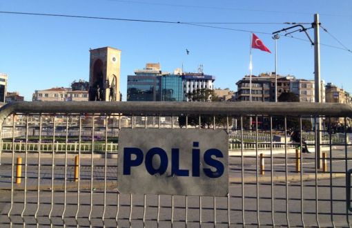 Taksim'e Üç Sendika Çelenk Bıraktı