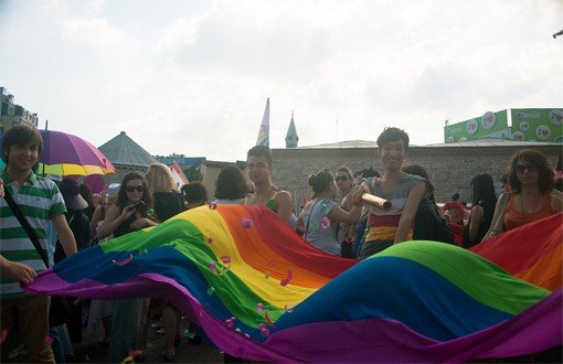 “Ünlüler” LGBTİ Onur Yürüyüşü’ne Çağırıyor!